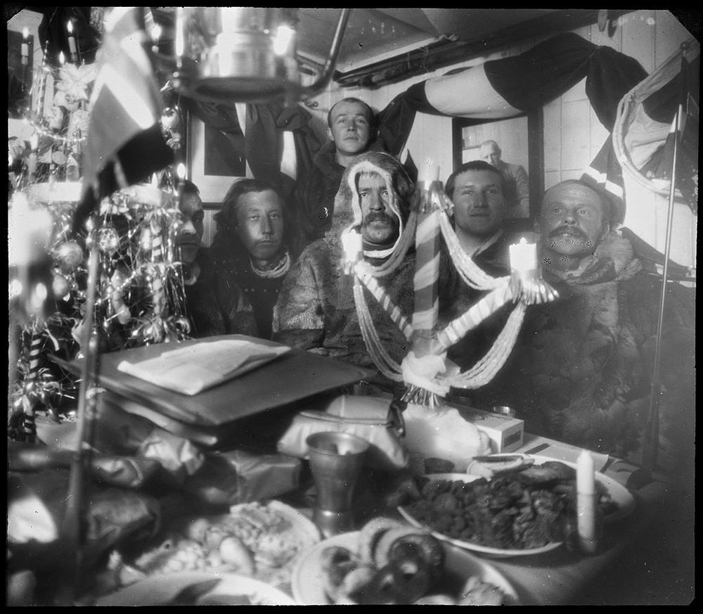 Амундсен со своей командой празднует рождество в одну из зимовок.jpg