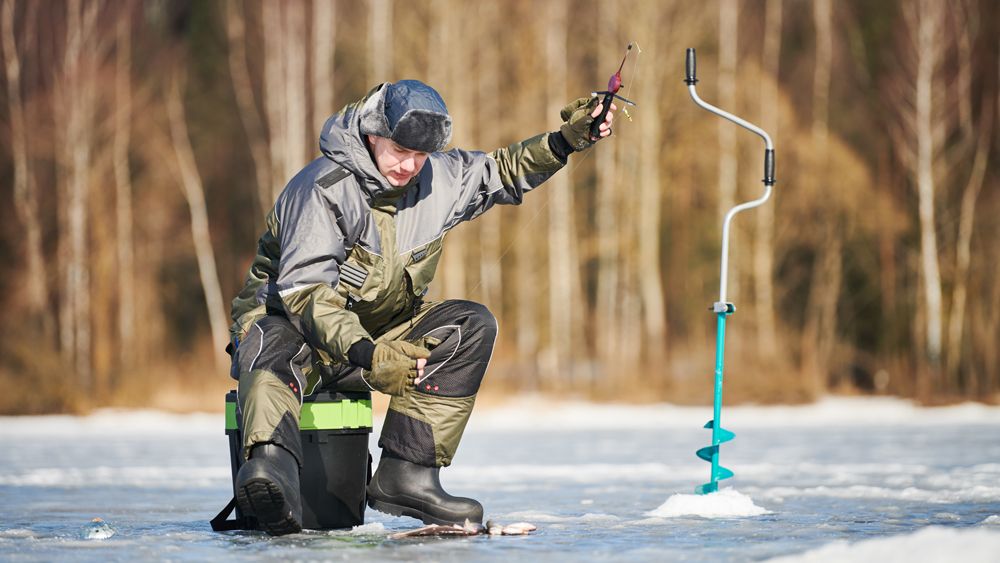 Зимняя рыбалка: как не провалиться под лёд, не замёрзнуть и вернуться домой с уловом