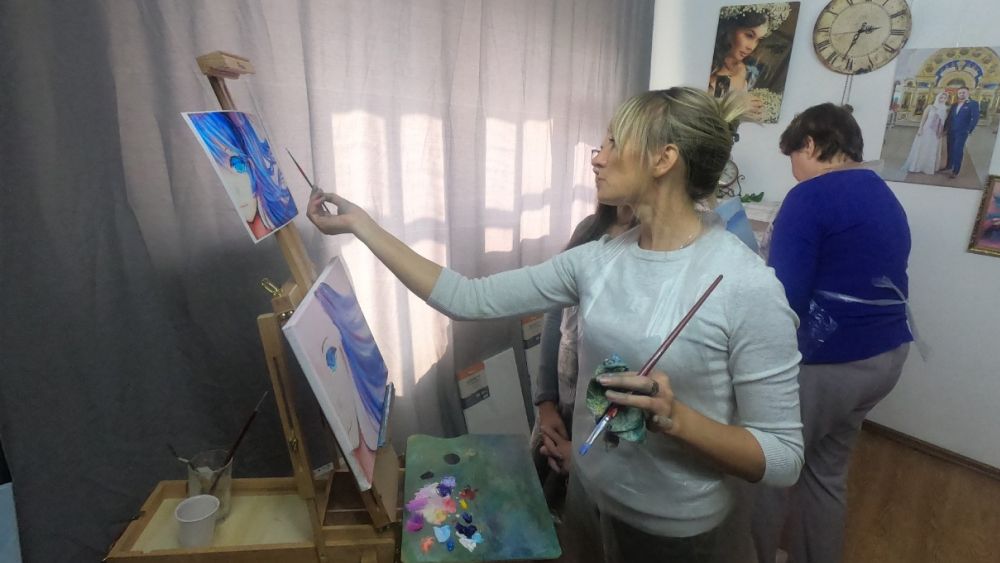 «Когда человек избавляется от страхов, он создаёт шедевры»: Анна Ситникова и её курсы по живописи