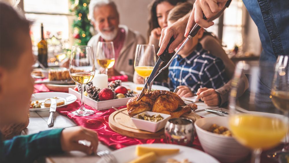 Наесться и не лопнуть: как избежать переедания в новогодние праздники
