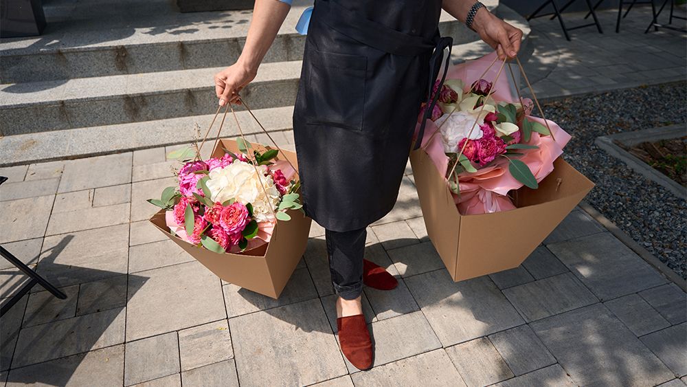 С фруктами, биологом и фотоотчётом: цветочные магазины с доставкой в Красноярске